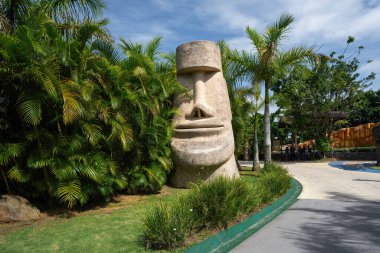 Santa Catarina, Brezilya - 12 Kasım 2020: Moai Heykeli Replica - Beto Carrero Dünya Tema Parkı 'nda Kayıp Medeniyetler