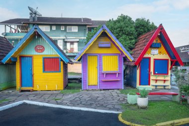 Canela, Brezilya - 22 Haziran 2024: Sanatçılar Birliği Renkli Kulübeler - Associacao Canelense dos Artesos - Canela, Rio Grande do Sul, Brezilya