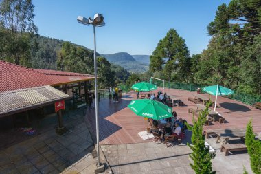 Canela, Brezilya - 22 Haziran 2024: Serra Gaucha Dağları manzaralı Alpen Park Terrace - Canela, Rio Grande do Sul, Brezilya