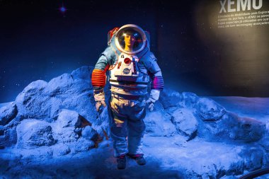 Canela, Brezilya - 21 Haziran 2024: xEMU Uzay Giysisi - NASA Deneyimi Artemis Programı - Canela, Rio Grande do Sul, Brezilya