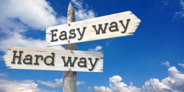 Kolay ve zor yol - iki oklu ahşap tabela direği