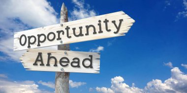 Fırsat önümüzde - iki oklu ahşap tabela direği