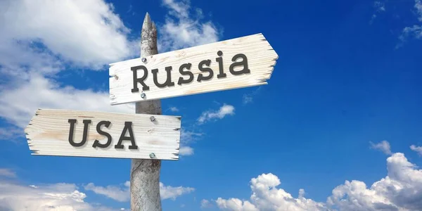Rusko Usa Dřevěný Ukazatel Dvěma Šipkami — Stock fotografie