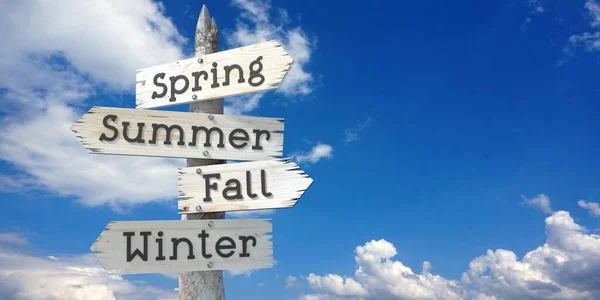 Spring Summer Fall Winter Wooden Signpost Four Arrows — Stock Photo, Image