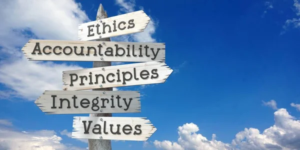 Etika Zodpovědnost Principy Integrita Hodnoty Dřevěný Ukazatel Pěti Šipkami — Stock fotografie