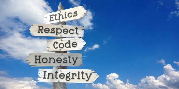 Ahlak Saygı Kod Dürüstlük Dürüstlük Beş Oklu Ahşap Tabela Direği — Stok fotoğraf