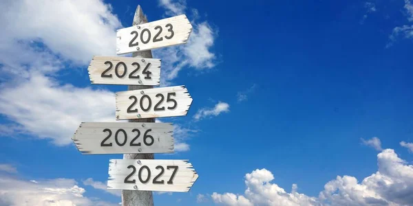 2023 2024 2025 2026 2027 Ξύλινη Πινακίδα Πέντε Βέλη — Φωτογραφία Αρχείου