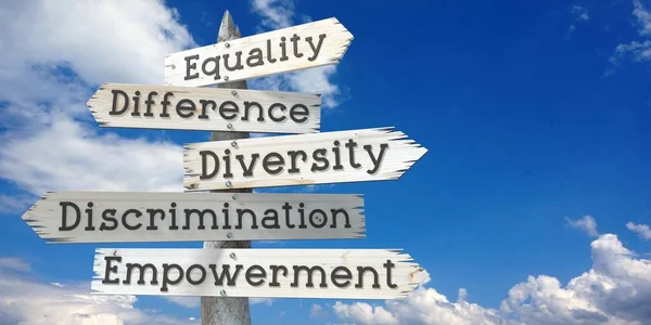 Gelijkheid Verschil Diversiteit Discriminatie Empowerment Houten Wegwijzer Met Vijf Pijlen — Stockfoto