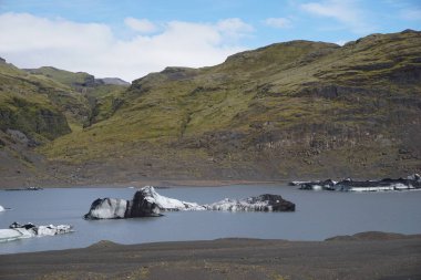 İzlanda 'daki Solheimajokull buzulunda gölde yüzen buz parçaları.