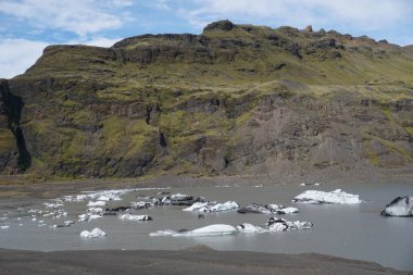İzlanda 'daki Solheimajokull buzulunda gölde yüzen buz parçaları.