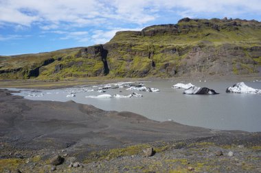 İzlanda 'daki Solheimajokull buzulunda gölde yüzen buz parçaları.