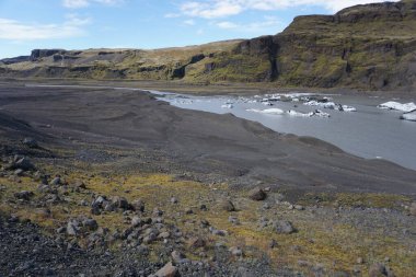 İzlanda 'daki Solheimajokull buzulunda gölde yüzen buz parçaları.