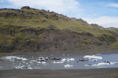 İzlanda 'daki Solheimajokull buzulunda yüzen buz kütleleri