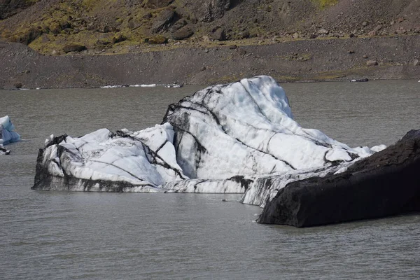 Pezzo Ghiaccio Galleggiante Nel Lago Del Ghiacciaio Solheimajokull Islanda — Foto Stock