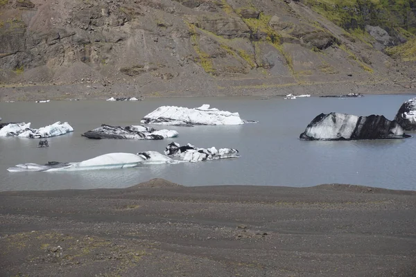 冰岛Solheimajokull冰川湖中漂浮的冰块 — 图库照片