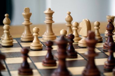 Tahtadaki siyah beyaz satranç taşları - seçici odaklanma