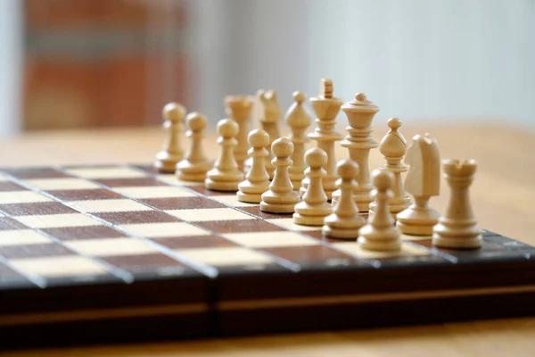 Fehér Fából Készült Sakkfigurák Egy Táblán — Stock Fotó