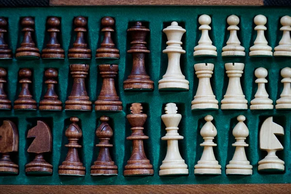 黑白相间的木制棋子装在一个盒子里 — 图库照片