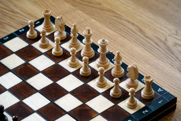 板の上の白い木製のチェスの駒 — ストック写真