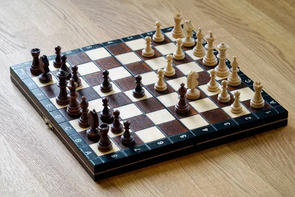 棋盘顶部的黑白棋子 — 图库照片