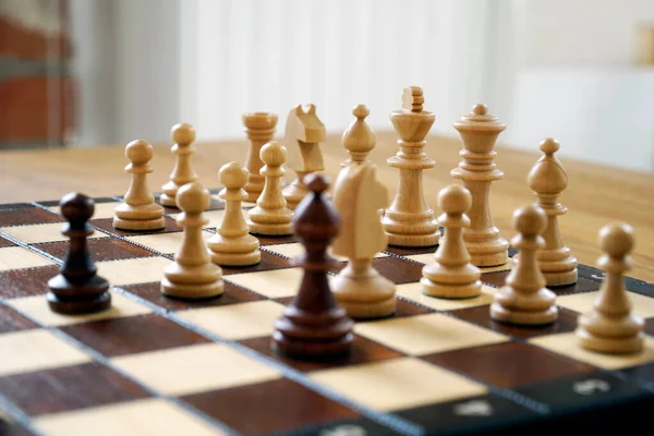 棋盘上的黑白棋子 选择性焦点 — 图库照片