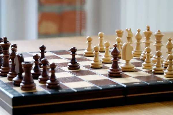 棋盘上的黑白棋子 选择性焦点 — 图库照片