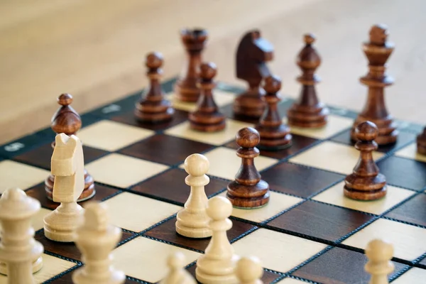 Černobílé Šachové Figurky Desce — Stock fotografie