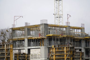 Çok katlı binanın inşaat alanı - yapı iskelesi