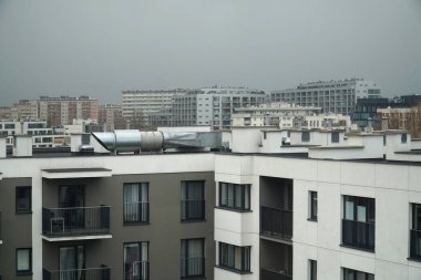 Varşova, Polonya, 4 Mart 2023 - Balkonlu modern konut binaları. Emlak ve konut sorunları kavramı.