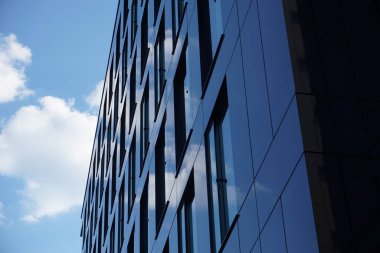 Varşova, Polonya, 26 Haziran 2022 - Cam cepheli modern ofis binası