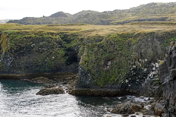 Скалистые Скалы Деревне Арнастрапи Полуострове Снайфельснес Исландия — стоковое фото