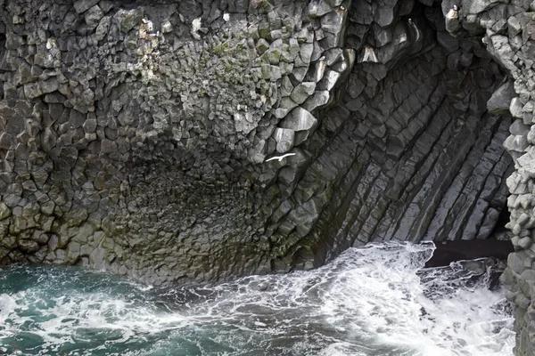 アイスランドのアルナストラピ村の崖の波と岩 — ストック写真
