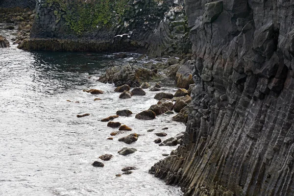 冰岛Arnastrapi村的岩石悬崖 — 图库照片