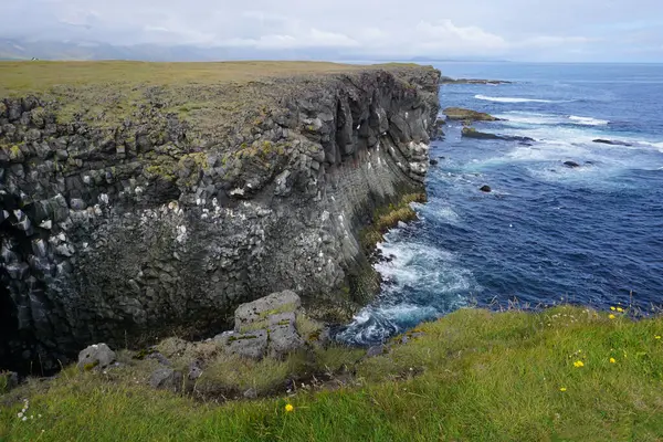 Скалистые Скалы Деревне Арнастрапи Полуострове Снайфельснес Исландия — стоковое фото