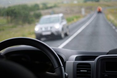 Araba kullanmak - bir sürücünün perspektifi - bokeh etkisi
