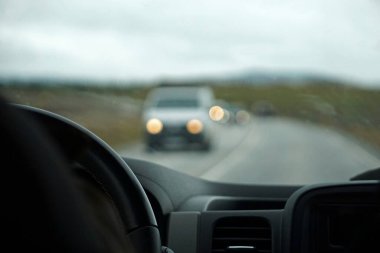 Araba kullanmak - bir sürücünün perspektifi - bokeh etkisi