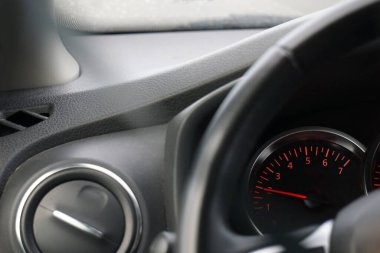 Bir araba sürüyorum - direksiyona ve hız göstergesine yakın çekim