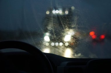 Araba kullanmak - bir sürücünün perspektifi - bokeh etkisi