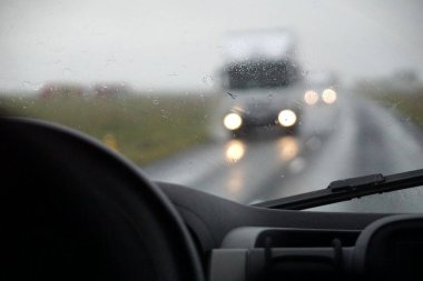Aktif cam silecekleriyle yağmurda araba sürmek.