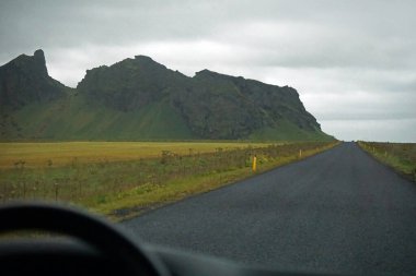 Çakıl yolunda araba sürmek.