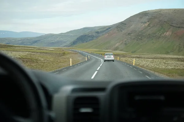Condução Carro Perspectiva Motorista Montanhas Islândia — Fotografia de Stock