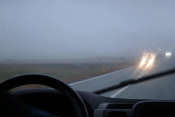 アクティブフロントガラスワイパーで雨の中で車を運転 — ストック写真