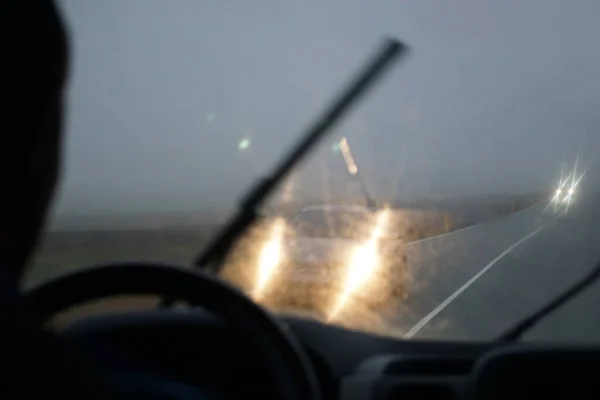 Jazda Samochodem Deszczu Aktywowanymi Wycieraczkami Szyby — Zdjęcie stockowe