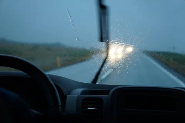 Autofahren Regen Mit Eingeschalteten Scheibenwischern — Stockfoto