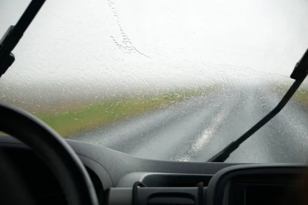 Mengendarai Mobil Dalam Hujan Dengan Wiper Kaca Depan Diaktifkan — Stok Foto