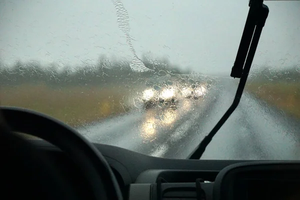 Autorijden Regen Met Geactiveerde Ruitenwissers — Stockfoto