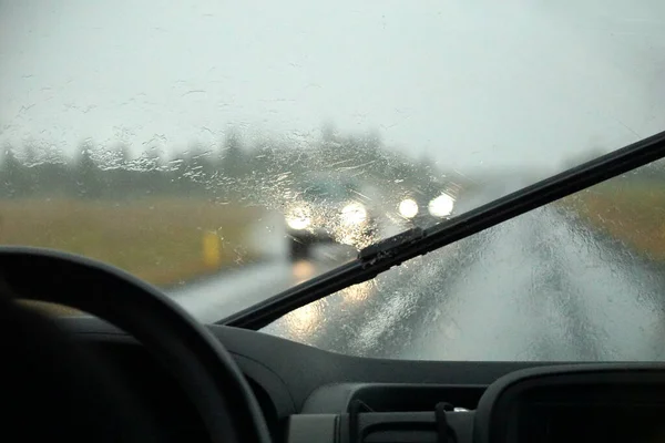빗속에서 자동차를 운전하고 자동차 와이퍼를 작동시키는 — 스톡 사진