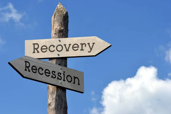 Återhämtning Eller Recession Trä Skylt Med Två Pilar Himmel Med — Stockfoto