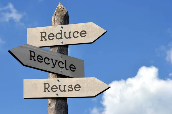 Reduzir Reciclar Reutilizar Poste Indicador Madeira Com Três Setas Céu — Fotografia de Stock