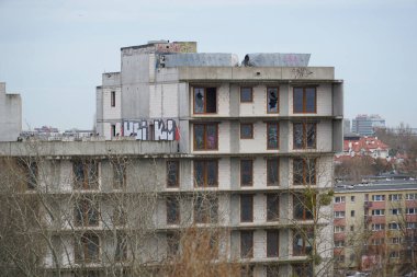 Varşova, Polonya, 10 Mart 2023 - Tamamlanmamış konut binası grafiti ile kaplı - terk edilmiş gayrimenkul projesi, iflas konsepti